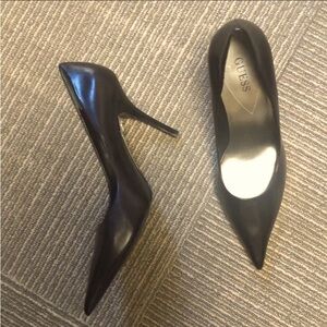 Guess Pointed Pumps